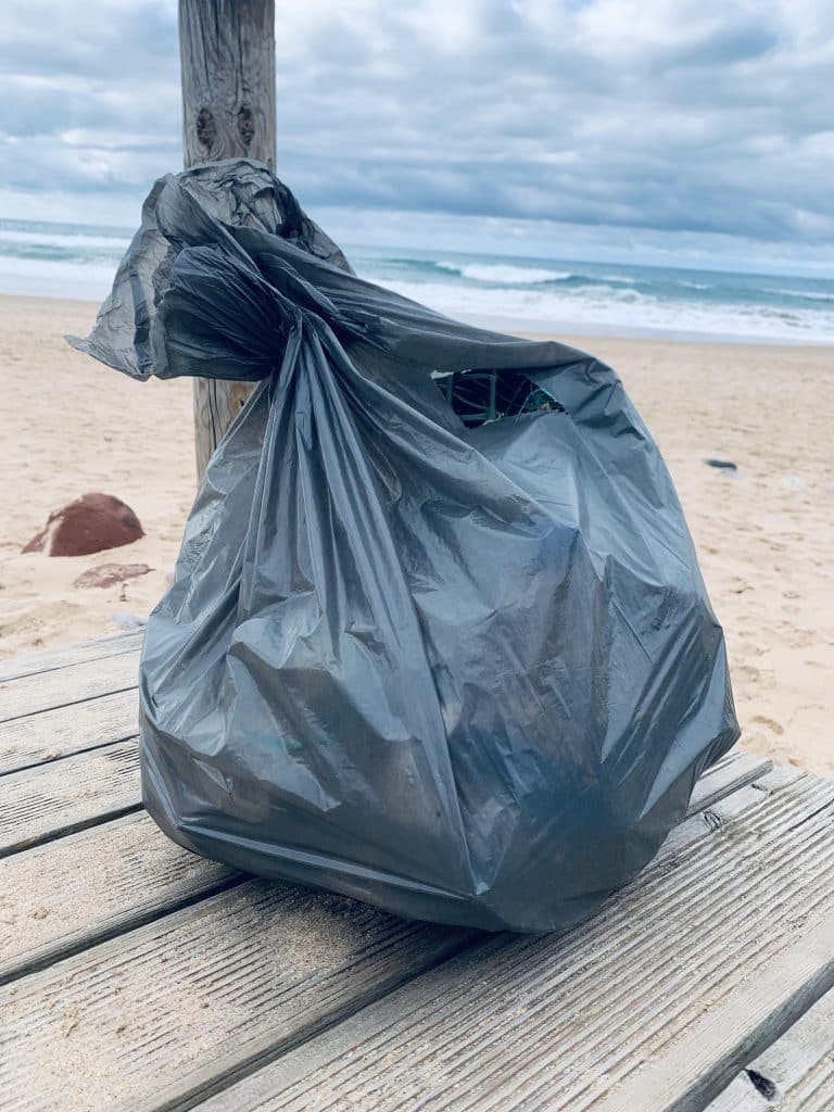 Beach cleaning Müll sammeln